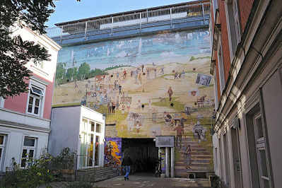 7657 Zivilbunker, Hochbunker in der Loewenstrasse- Fassadenbemalung - Bild auf der Fassade.
