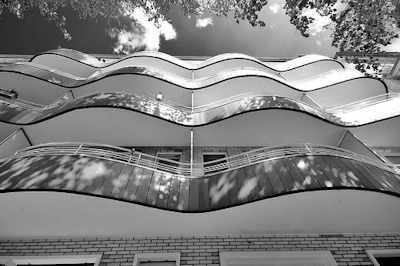 1086 Baustil der 1950er Jahre - geschwungene Balkons, wellenförmiger Architekturstile - Wohnhäuser in Hamburg Hohenfelde.
