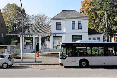 9190 Alte Dorfbebauung in der Schenefelder Landstrasse - Haltestelle der Buslinie - Autobus in der Haltebucht.