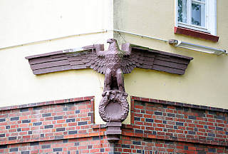 4036 Detail Fassadenskulptur Adler Terrakotta; ehem. Kaserne Lettow-Vorbeck in Hamburg Jenfeld.