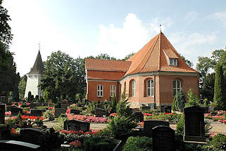X46654 Hamburger Kirchen - Kirchwerder Kirche St Severini - historischer Kirchenbau Friedhof mit Grabsteinen.