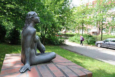 4459 Bronzefigur, nackte Frau - Kunst am Bau - Neubauviertel Hamburg Langenbek.