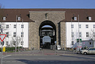 P3310011 Eingang Klinikum Nord Heidberg. Ehemalige Kaserne der Waffen-SS.