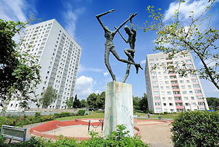 5448 Bronzeskulptur Tanzendes Paar - Spielplatz Hamburg Lohbrügge Nord. Bildhauer Johannes Ufer + Lore Ufer, 1968.