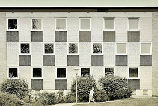 4637 Hamburger Architektur der 1960er Jahre - Wohnblock mit qaudratischem Fassadendecor / Mosaik.