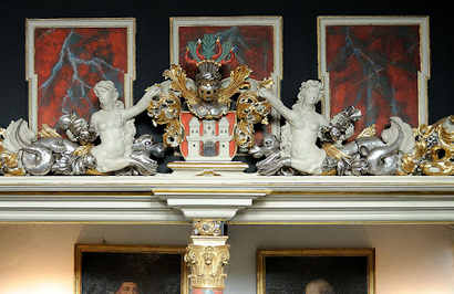 2865 Barocke Schnitzerein und Wappen in der Moorburger Maria Magdalena Kirche.