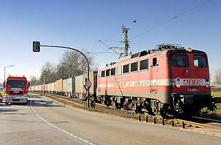 3101 Güterzug in Hamburg Altenwerder in Fahrt auf die Kattwykbrücke - Lokomotive 140 857 - 4 der ABEG / Anhaltische Brandenburgische Eisenbahn Gesellschaft.