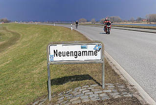 0734 Stadtteilschild von Hamburg Neuengamme. Motorradfahrer auf der Elbdeichstrasse.