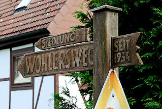 8284 Geschnitztes Holzschild - Siedlung Wohlersweg - seit 1934 - Bilder aus dem Hamburger Stadtteil NEULAND.