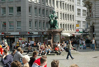 0036 Lessingdenkmal auf dem Hamburger Gänsemarkt - Hamburg Touristen sitzen in der Sonne auf dem Platz.