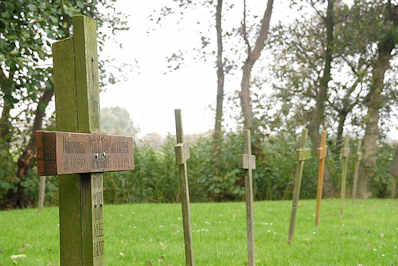 0650 Einfache Holzkreuze auf dem Friedhof der Namenlosen - Insel Neuwerk.