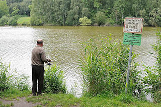 7791 See mit Angler - Schild mit Baden verboten; Bilder aus Hamburg Niendorf - Lauf des Baches Tarpenbek.