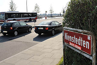 8548 Stadtteilschild Nienstedten, Bezirk Altona - rotes Schild mit weisser Schrift.
