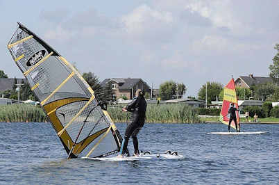 0x001 Windsurfen in Hamburg  - Wassersport auf dem Oortkatener See - Windsurfer mit Surfbrett und Windsurfsegel auf dem Wasser.