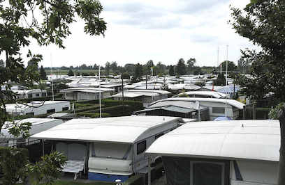 9402 Campingplatz am  Oortkatener See - Campingwagen stehen dicht an dicht auf der Campinganlage.