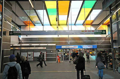 8785 Ohlsdorfer Bahnhof - farbiges Glasdach - Fahrgäste.