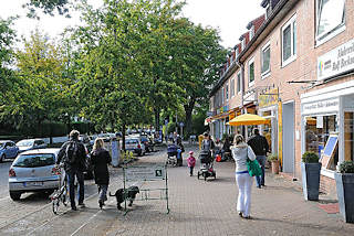 8917 Einkaufen in Hamburg Ohlsdorf / Klein Borstel - Geschäfte in der Stuebeheide. Passanten auf der Strasse.