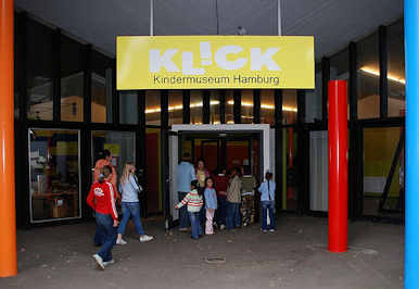 1x900_Klick Kindermuseum Eingang - Kinder gehen in das Museum - Achtern Born, Hamburg Osdorf