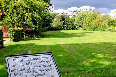 8434 Hinweisschild um die Grünanlage zu schützen - Bilder aus Hamburg Osdorf.