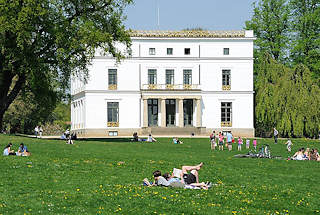 2976 Sonntagnachmittag in der Frühlingssonne auf der Liegewiese vor dem historischen Jenischhaus in Hamburg Othmarschen.