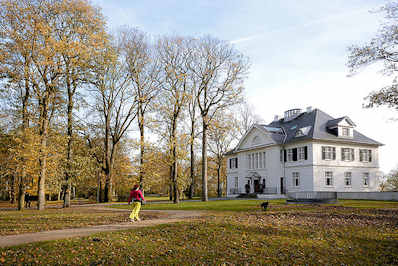 6642 Herbstbäume und Herbstlaub im Heinepark in Hamburg Othmarschen - re. die Villa im Heinepark am Elbhang mit Blick über die Elbe.