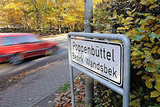 1772 Grenze des Hamburger Stadtteils Poppenbüttel, Bezirk Wandsbek - schnell fahrendes Auto.