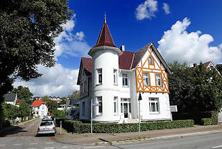 7164 weisse Märchenvilla mit Turm und Fachwerkdekor an der Amtsstrasse in Hamburg Rahlstedt.