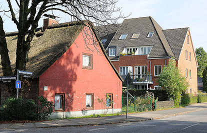 9226 Historisches Reetdachgebäude und moderner Neubau im Hamburger Stadtteil Rissen.