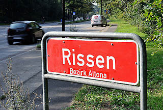 9220 Stadtteilschild Rissen, Bezirk Altona - Stadtteilgrenze, rotes Schild mit weisser Schrift.