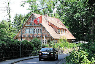 5116 Fachwerkgebäude mit Ziegeln eingedeckt - Hamburg Fahne im Vorgarten. Bilder aus dem Stadtteil Hamburg Rönneburg.