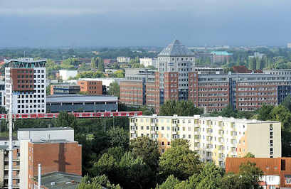 5970 Gebäude in Hamburg Rothenburgsort - in der Bildmitte fährt eine S-Bahn zur Haltestelle Rothenburgsort.