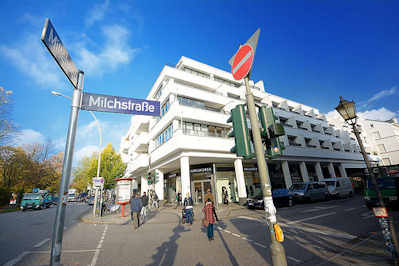 3719 Mittelweg / Milchstrasse in Hamburg Rotherbaum / modernes Gebäude mit weisser Fassade, Wohnhaus- Geschäftshaus / Pöseldorf Center.