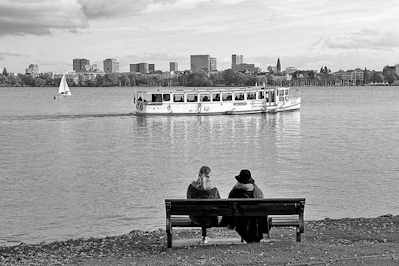 6858 Binnenalster bei Hamburg Rotherbaum - zwei Frauen sitzen auf einer Bank und blicken auf die Binnenalster - ein Alsterschiff fährt Richtung Binnenalster.