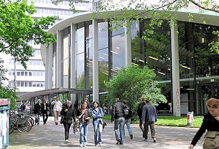 P5180126 Gelände der Hamburger Uni - Audimax, grösster Hörsaal einer Hochschule.