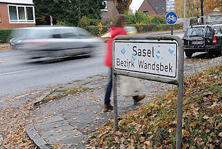 2328 Stadtteilschild an der Strasse, Strassenverkehr und Fussgänger.