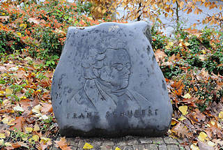 2351 Franz Schubert Gedenkstein unter der Schubertlinde am Saseler Marktplatz.