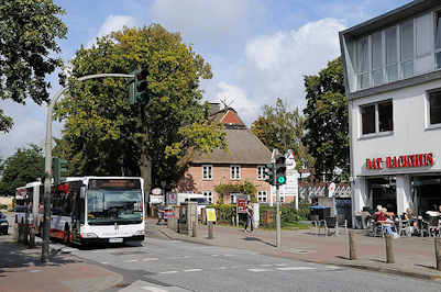 7263 Linienbus 5 der HVV Richtung Hamburger Innenstadt / ZOB in der Frohmestrasse. Reetdachhaus und Geschäfte in der Schnelsener Hauptverkehrsstrasse.