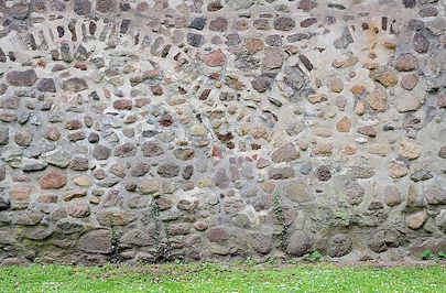 4676 Feldsteinmauer der historischen, denkmalgeschützten Kirche in Hamburg Sinstorf.