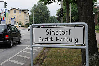 4656 Schild der Stadtteilgrenze zu Hamburg Sinstorf, Bezirk Harburg - Strassenverkehr an der Hauptstrasse.