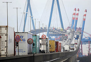 2711 Auffahrt zur Köhlbrandbrücke in Hamburg Steinwerder - Lastwagen auf der Brücke - Containerkräne im Hintergrund.