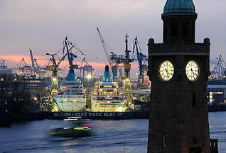 4525 Abendszene im Hamburger Hafen, beleuchtete eingedockte Kreuzfahrtschiffe  AMADEA + ALBATROS. 