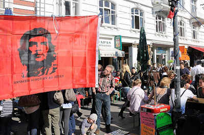 1566 Flohmarktstand mit Che Guevara Fahne - Altbauten am Schulerblatt.