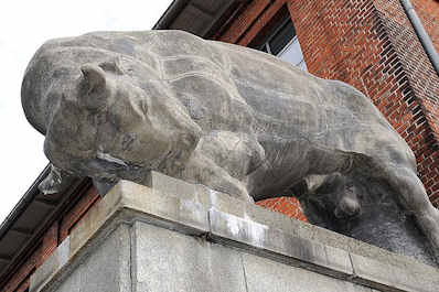 8686 Steinskulptur - Stier mit Hörnern am Eingang des Alten Schlachthofs von St. Pauli.