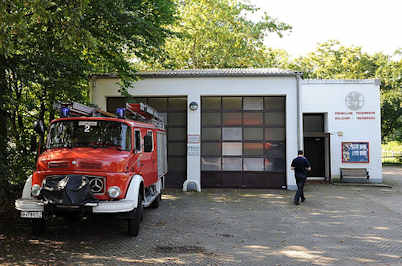 8452 Feuerwehrauto vor der Freiwilligen Feuerwehr Hamburg Sülldorf Iserbrook.