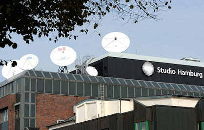9336 Satellitenschüsseln auf dem Dach des Gebäudes vom Studio Hamburg in Tonndorf.