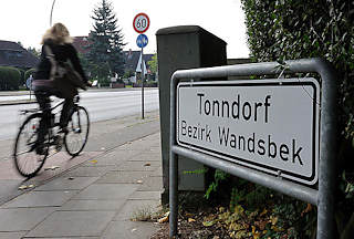 9295 weisses Stadtteilschild mit schwarzer Schrift, Tonndorf Bezirk Wandsbek.