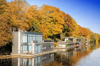 0057 Wohnschiffe auf dem Kanal - herbstliche Bäume am Eilbekkanal - Herbstfarben am Kanalufer.