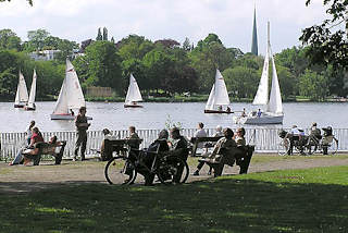 P5210020 Sommer in Hamburg - Segelboote auf dem Wasser - Hamburger und Hamburgerinnen in der Sonne auf Parkbänken am Alsterufer.