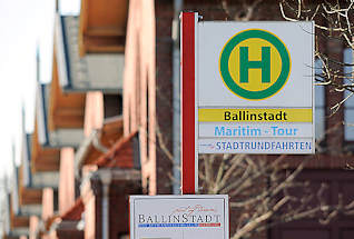 2982 Schild Ballinstadt - Maritim Tour, Stadtrundfahrten; Gebäude des Auswanderermuseums auf der Veddel in Hamburg.
