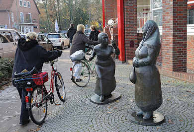 2720 Bronzeskulpturen - Zwei Frauen - Kunst im öffentlichen Raum Bildhauerin Karin Hertz.